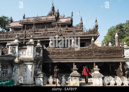 Sculptures en teck à Shwenandaw Kyaung bouddhiste,Golden,Gold Palace monastère à pied de Mandalay Hill Mandalay Birmanie,,,Myanmar,Asie, Banque D'Images