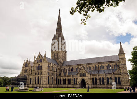 SALISBURY, Royaume-uni - juin 4, 2014 : les visiteurs de la cathédrale de Salisbury, Royaume-Uni, sur l'apparence d'un matin de printemps Banque D'Images