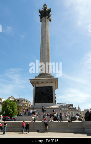 Londres, Royaume-Uni, le 6 juin 2014 : Trafalgar Square, occupé avec les gens rassemblés tout autour. Au centre se trouve la Colonne Nelson Banque D'Images