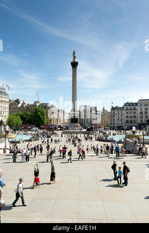 Londres, Royaume-Uni, le 6 juin 2014 : Trafalgar Square, occupé avec les gens rassemblés tout autour. Au centre se trouve la Colonne Nelson Banque D'Images