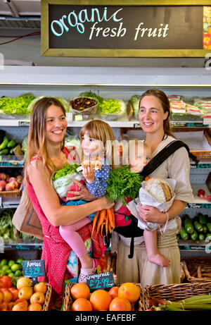 Les mères du shopping dans les meilleurs supermarchés bio Food Company à St Werburgh's Bristol, Royaume-Uni Banque D'Images