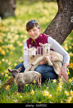 Un éleveur de Kempley, Gloucestershire avec certains de ses agneaux de printemps UK Banque D'Images