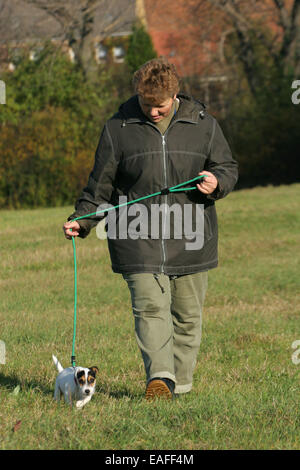 Femme avec Parson Russell Terrier Puppy Banque D'Images