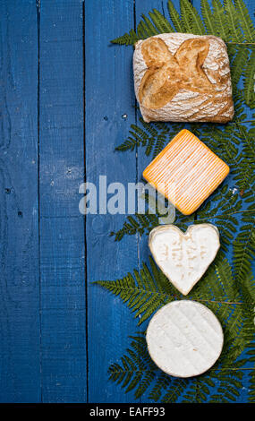 Différents fromages français sur table en bois bleu Banque D'Images