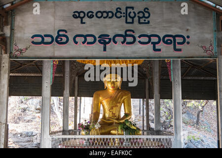 Statue de Bouddha en or et script en langue birmane sur le chemin jusqu'au haut de la colline de Mandalay, Myanmar, Mandalay, Birmanie, Asie du Sud-Est, l'Asie, Banque D'Images