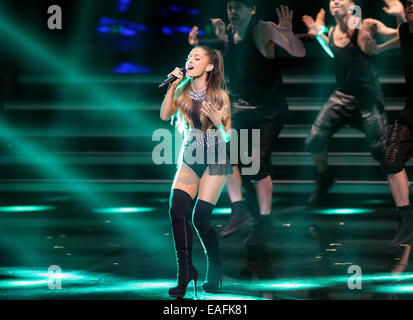 Berlin, Allemagne. 13Th Nov, 2014. Le chanteur Ariana Grande joue sur la scène au cours de la cérémonie de remise des prix Bambi au stade Théâtre sur la Potsdamer Platz à Berlin, Allemagne, 13 novembre 2014. La soirée de gala pour le 66ème Bambi Prix organisé par Hubert Burda Media a eu lieu le 13 novembre 2014. Photo : Wolfgang Kumm/dpa/Alamy Live News Banque D'Images