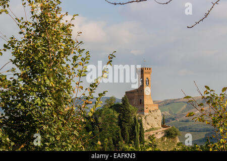 La tour de l'horloge médiévale entourée de cyprès et autres arbres, vue du rocher de Brisighella en Emilie Romagne, Italie. Banque D'Images