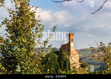 La tour de l'horloge médiévale entourée de cyprès et autres arbres, vue du rocher de Brisighella en Emilie Romagne, Italie. Banque D'Images