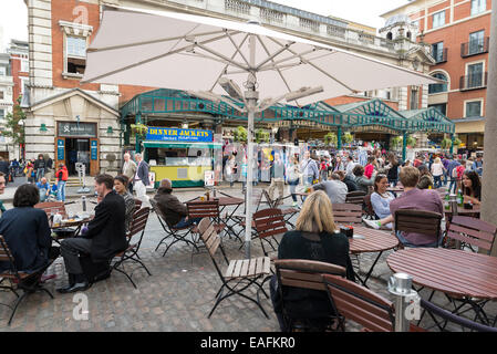 Londres, Royaume-Uni, le 5 juin 2014 : les personnes prenant le déjeuner à Covent Garden, Londres. La face extérieure offre de petits restaurants fo Banque D'Images