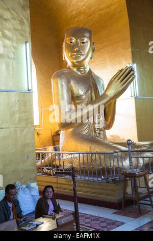 Statue d'or de bord à la base du Bouddha, Byardeikpaye,Pagode temple bouddhiste sur Mandalay Hill, Mandalay, Myanmar, Birmanie, Asie, Banque D'Images