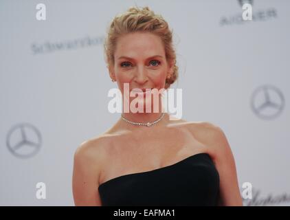 Berlin, Allemagne. 13Th Nov, 2014. L'actrice Uma Thurman nous arrive sur le tapis rouge pour la cérémonie de remise des prix Bambi au stade Théâtre sur la Potsdamer Platz à Berlin, Allemagne, 13 novembre 2014. Thurman a été décerné dans la catégorie 'Film International'. La soirée de gala pour le 66ème Bambi Prix organisé par Hubert Burda Media a eu lieu le 13 novembre 2014. Photo : Britta Pedersen/dpa/Alamy Live News Banque D'Images