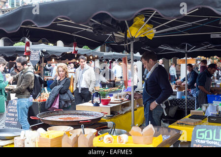 Londres, Royaume-Uni, le 5 juin 2014 : Les vendeurs de rue dans les étals de la nourriture à emporter à Covent Garden, Londres Banque D'Images