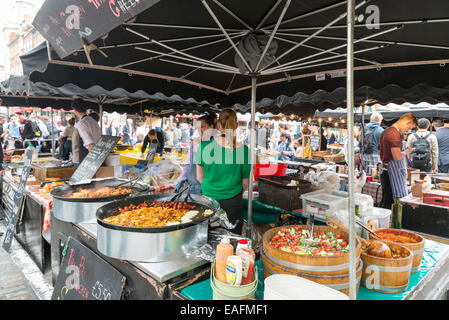 Londres, Royaume-Uni, le 5 juin 2014 : Les vendeurs de rue dans les étals de la nourriture à emporter à Covent Garden, Londres Banque D'Images