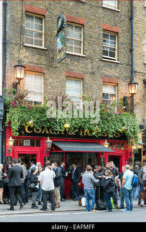 Londres, Royaume-Uni, le 5 juin 2014 : Les clients en dehors de 'Coach & Horses' un pub populaire près de Covent Garden, Londres Banque D'Images