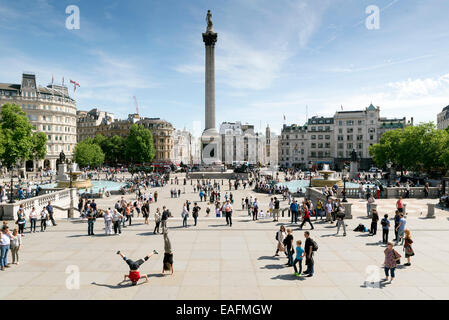 Londres, Royaume-Uni, le 6 juin 2014 : Trafalgar Square, occupé avec les gens rassemblés tout autour. Au centre se trouve la Colonne Nelson Banque D'Images