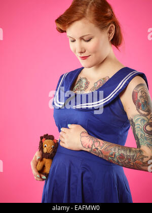 Happy pregnant woman garde les mains sur son ventre Banque D'Images