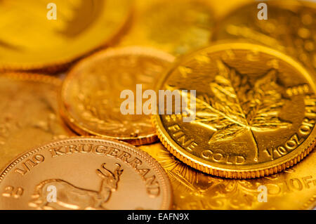 Les petites pièces d'or Krugerrand y compris 10e et 10e feuille d'érable canadienne oz Banque D'Images