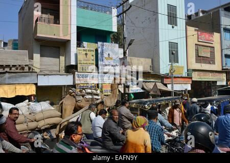 Inde, Rajasthan, région du Marwar, Bikaner, l'encombrement sur la voie publique lors de la fermeture du passage à niveau Banque D'Images