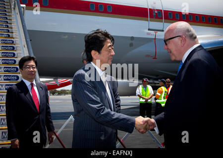 Brisbane, Australie. 14Th Nov, 2014. Le Premier ministre japonais Shinzo Abe (C) arrive à l'aéroport de Brisbane à assister au Sommet du G20 à Brisband, Australie, le 14 novembre 2014. Credit : Piscine/Xinhua/Alamy Live News Banque D'Images