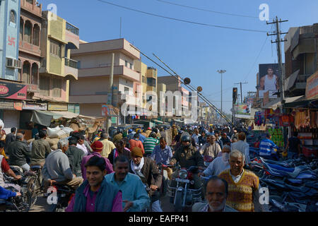 Inde, Rajasthan, région du Marwar, Bikaner, l'encombrement sur la voie publique lors de la fermeture du passage à niveau Banque D'Images