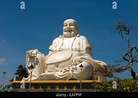 Grand Bouddha assis statue en marbre blanc à pagode Vinh Trang Vietnam Banque D'Images