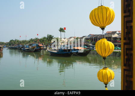 Hoi An Vietnam vue sur la rivière depuis le pont des bateaux de pêche traditionnels montrant Banque D'Images