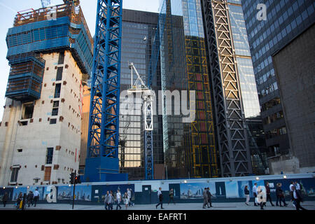 Site de construction pour l'apogée de la ville de Londres, Royaume-Uni. Cages d'ascenseur, fini les bâtiments , grues et tous se lèvent en acier derrière Banque D'Images