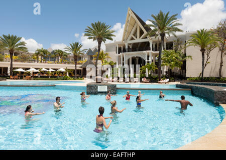 Les clients de l'hôtel faire une classe d'aérobic de l'eau dans la piscine de la résidence, un hôtel de luxe 5 étoiles, Belle Mare, Ile Maurice Banque D'Images
