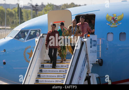 Brisbane, Australie. 14Th Nov, 2014. Le Président indonésien Joko Widodo (avant) arrive à l'aéroport de Brisbane à assister au Sommet du G20 à Brisband, Australie, le 14 novembre 2014. Source : Xinhua/Alamy Live News Banque D'Images