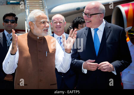 Brisbane, Australie. 14Th Nov, 2014. Le Premier Ministre indien Narendra Modi (L) arrive à l'aéroport de Brisbane à assister au Sommet du G20 à Brisband, Australie, le 14 novembre 2014. Source : Xinhua/Alamy Live News Banque D'Images