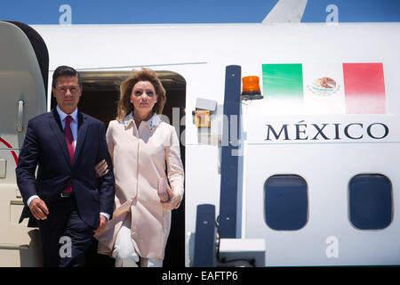 Brisbane, Australie. 14Th Nov, 2014. Le Président mexicain Enrique Pena Nieto (L) arrive à l'aéroport de Brisbane à assister au Sommet du G20 à Brisband, Australie, le 14 novembre 2014. Source : Xinhua/Alamy Live News Banque D'Images