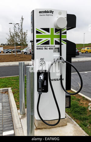 Une voiture électrique point de recharge à Gloucester nord ou M5 Services d'autoroute en direction nord Banque D'Images