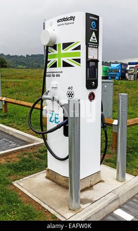 Une voiture électrique point de recharge à Gloucester nord ou M5 Services d'autoroute en direction nord Banque D'Images