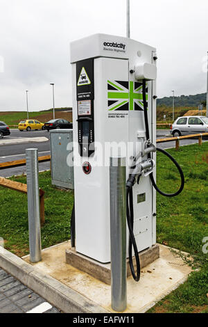 Une voiture électrique point de recharge à Gloucester nord ou M5 Services d'autoroute en direction nord Banque D'Images