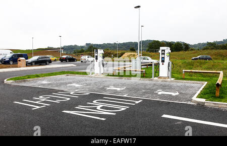 Une voiture électrique point de recharge à Gloucester nord ou M5 Services d'autoroute en direction nord Banque D'Images