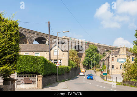 Le hameau de Chapelle Milton avec un viaduc de chemin de fer au-dessus de la route et les bâtiments, Peak District, Derbyshire, Angleterre, RU Banque D'Images