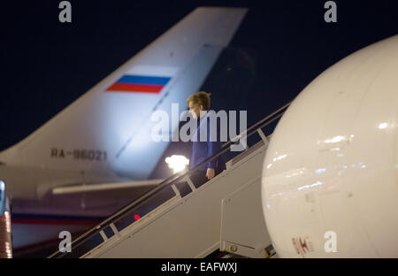 Brisbane, Australie. 14Th Nov, 2014. La chancelière allemande, Angela Merkel (CDU) marche dans le couloir en face de l'avion présidentiel de Vladimir Poutine lors de son arrivée à l'aéroport de Brisbane, Australie, le 14 novembre 2014. Le sommet du G20 aura lieu à Brisbane le 15 et 16 novembre. Le G20 représente 90 pour cent du produit intérieur brut mondial, les deux tiers de la population mondiale et les quatre cinquièmes du commerce international. Photo : Kay Nietfeld/dpa/Alamy Live News Banque D'Images