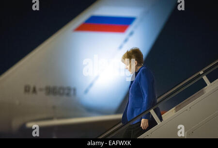 Brisbane, Australie. 14Th Nov, 2014. La chancelière allemande, Angela Merkel (CDU) marche dans le couloir en face de l'avion présidentiel de Vladimir Poutine lors de son arrivée à l'aéroport de Brisbane, Australie, le 14 novembre 2014. Le sommet du G20 aura lieu à Brisbane le 15 et 16 novembre. Le G20 représente 90 pour cent du produit intérieur brut mondial, les deux tiers de la population mondiale et les quatre cinquièmes du commerce international. Photo : Kay Nietfeld/dpa/Alamy Live News Banque D'Images