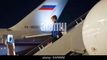 Brisbane, Australie. 14Th Nov, 2014. La chancelière allemande, Angela Merkel (CDU) marche dans le couloir en face de l'avion présidentiel de Vladimir Poutine lors de son arrivée à l'aéroport de Brisbane, Australie, le 14 novembre 2014. Le sommet du G20 aura lieu à Brisbane le 15 et 16 novembre. Le G20 représente 90 pour cent du produit intérieur brut mondial, les deux tiers de la population mondiale et les quatre cinquièmes du commerce international. Photo : Kay Nietfeld/dpa/Alamy Live News Banque D'Images