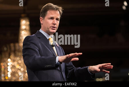 Nick Clegg, chef du Parti libéral-démocrate, livre son discours à la conférence annuelle de l'IBC à Londres Banque D'Images