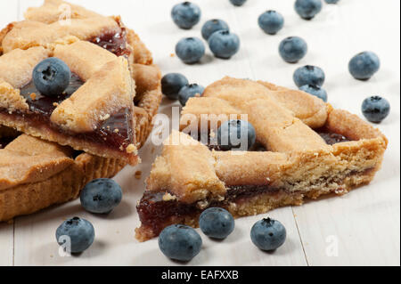 Tranche de tarte aux bleuets sur table en bois Banque D'Images