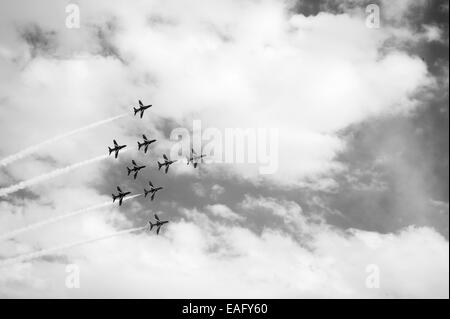 Des flèches rouges battant affichage à Malte International Airshow 2014, Flanker Bend formation Banque D'Images