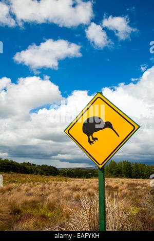 Passage Kiwi road sign against cloudy sky à la Nouvelle-Zélande Banque D'Images