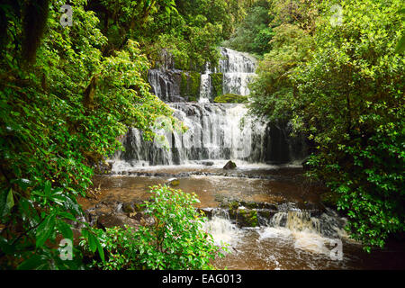 Cascade sur la rivière Purakaunui dans l'île du sud de la Nouvelle-Zélande Banque D'Images