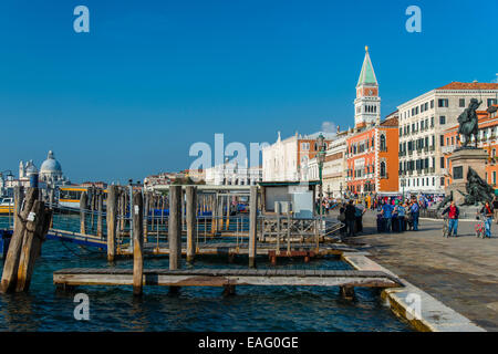 Riva degli Schiavoni promenade au bord de l'eau, Venise, Vénétie, Italie Banque D'Images