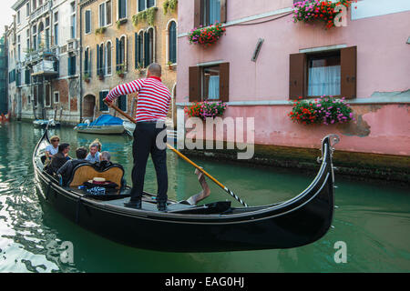 Bateau gondole en passant par un étroit canal, Venice, Veneto, Italie Banque D'Images