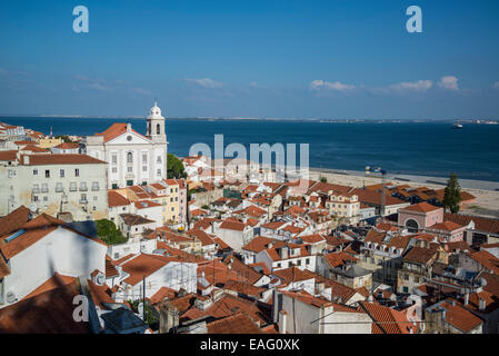 Vue de la ville de Largo das Portas do Sol, Alfama, Lisbonne, Portugal Banque D'Images