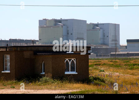 L'église du sanctuaire, avec la centrale nucléaire de Dungeness en arrière-plan Banque D'Images