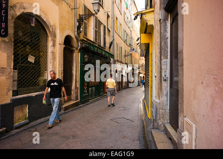 Scène de rue à Nice vieux quartiers, vieille ville, France. Banque D'Images