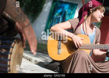 Des musiciens de rue qui joue de la guitare et du tambour Banque D'Images